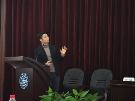 图片包含 窗帘, 家具, 西装, 人员
描述已自动生成