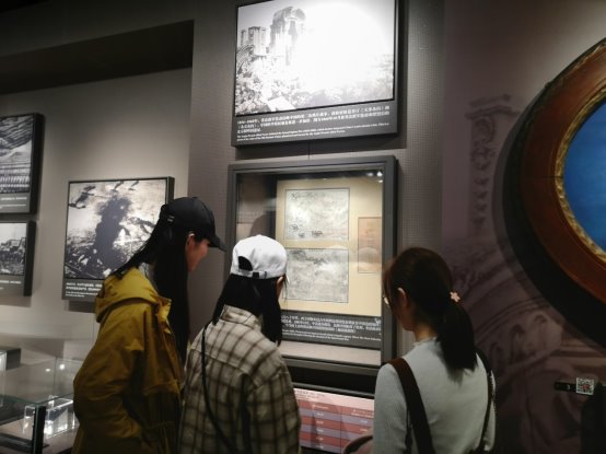 C:\Users\PC\Desktop\F1814102团日活动开元kaiyuan（中国）稿件及照片\F1814102团日活动开元kaiyuan（中国）稿件及照片\同学们认真的参观 (2).jpg