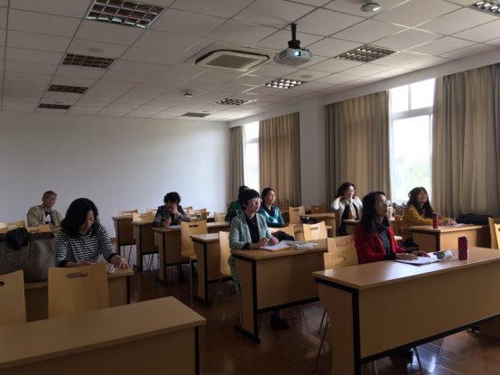 图片包含 室内, 天花板, 墙壁, 餐桌描述已自动生成