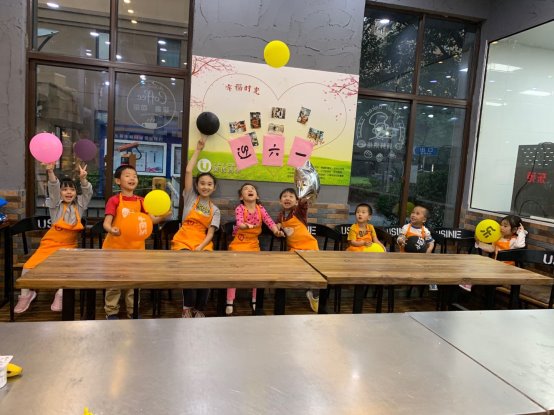 图片包含 室内, 地板, 餐桌描述已自动生成