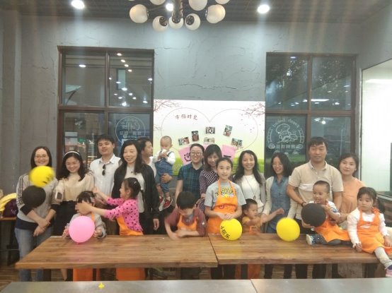 图片包含 室内, 人员, 墙壁, 群组描述已自动生成