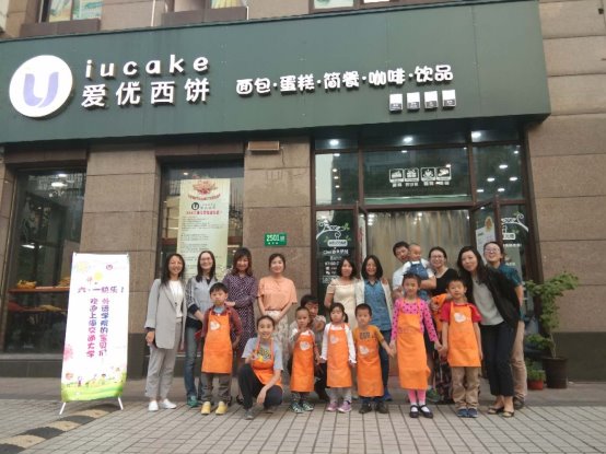 图片包含 建筑物, 人员, 人物, 户外描述已自动生成