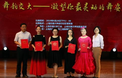 C:\Users\Administrator\AppData\Local\Microsoft\Windows\Temporary Internet Files\Content.Word\图2 领奖（张华拍）.jpg