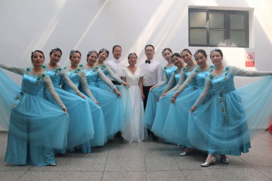 C:\Users\Administrator\AppData\Local\Microsoft\Windows\Temporary Internet Files\Content.Outlook\9GEOKRHK\图9 表演结束扇形合影.jpg