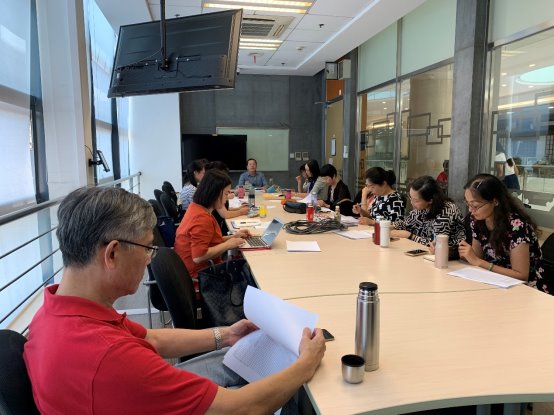 图片包含 人员, 室内, 建筑物, 餐桌描述已自动生成