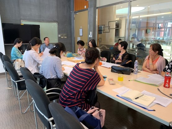 图片包含 人员, 餐桌, 室内, 人物描述已自动生成