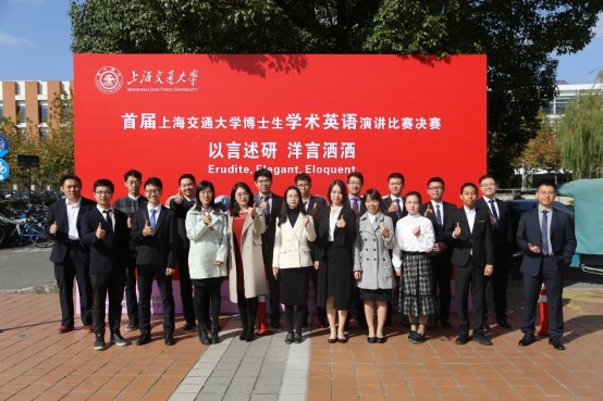 图片包含 树, 人员, 户外, 地面描述已自动生成