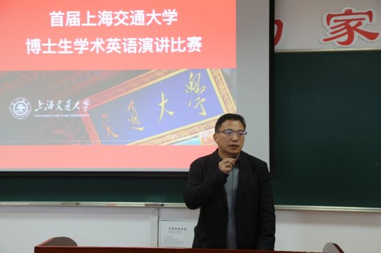 图片包含 男士, 人员, 室内, 正面描述已自动生成