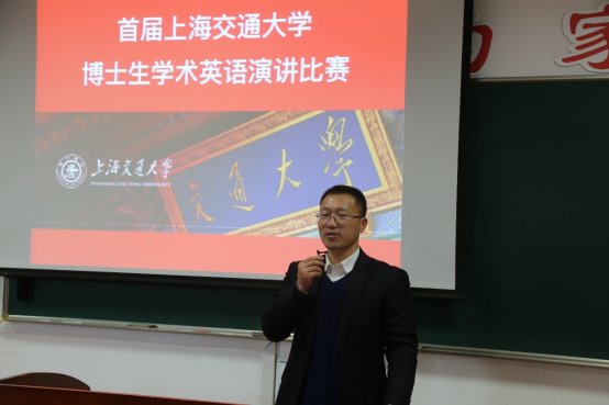 图片包含 男士, 人员, 室内, 站立描述已自动生成