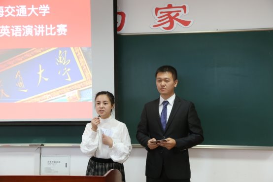 图片包含 人员, 男士, 墙壁, 妇女描述已自动生成