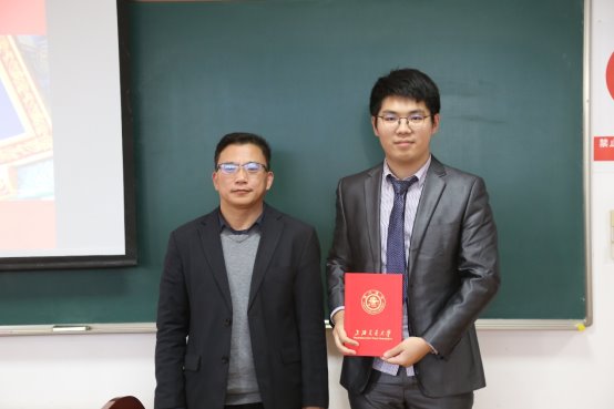 图片包含 人员, 墙壁, 男士, 室内描述已自动生成