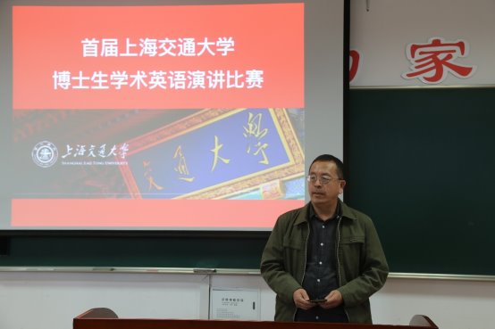 图片包含 人员, 男士, 室内, 正面描述已自动生成