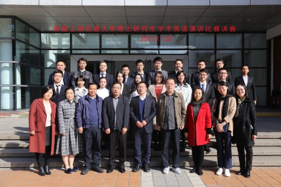 图片包含 人员, 建筑物, 站立, 地面描述已自动生成