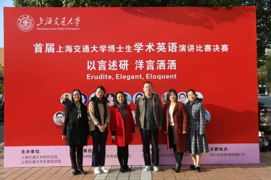 图片包含 站立描述已自动生成