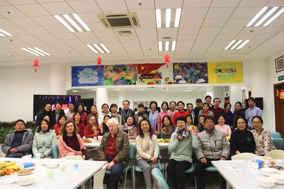 图片包含 室内, 天花板, 墙壁, 餐桌
描述已自动生成