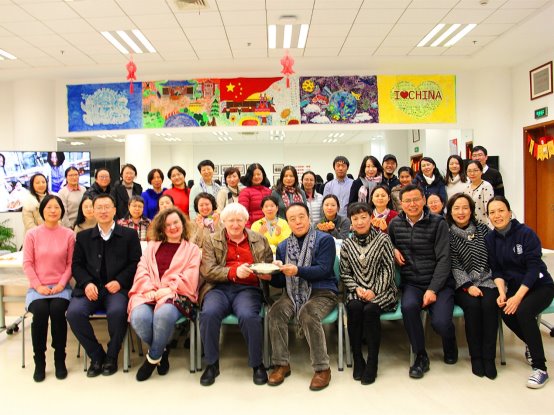 图片包含 人员, 室内, 墙壁, 群组
描述已自动生成