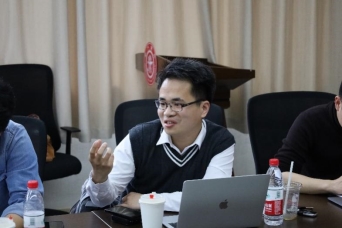 一群人围坐在桌子边

描述已自动生成