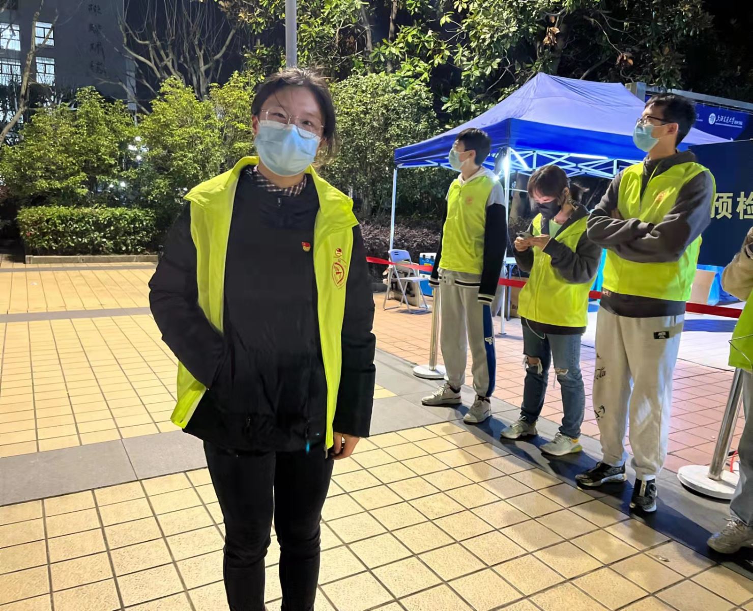 图 6_王博煜担任校园核酸检测志愿者