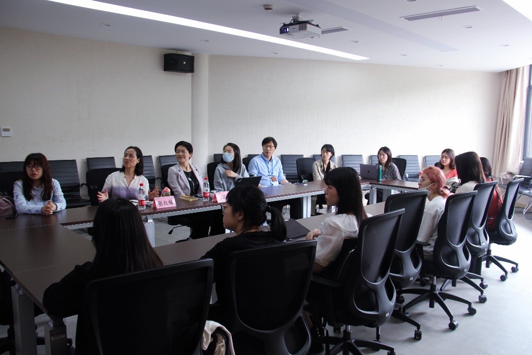 会议室里的人们描述已自动生成