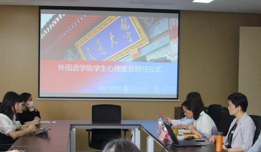 一群人在开会描述已自动生成