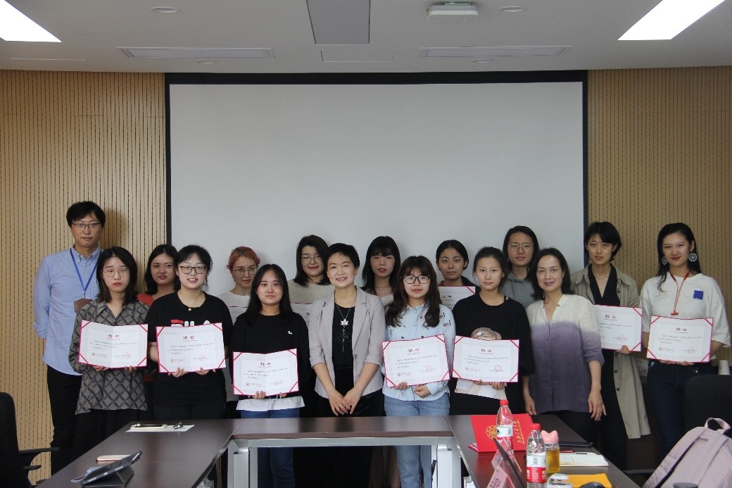 一群人站在桌子前合影中度可信度描述已自动生成