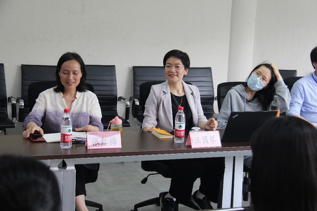 一群人坐在桌子前描述已自动生成