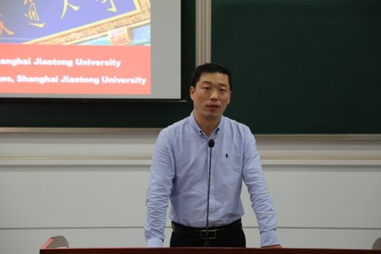 人站在电视前

描述已自动生成