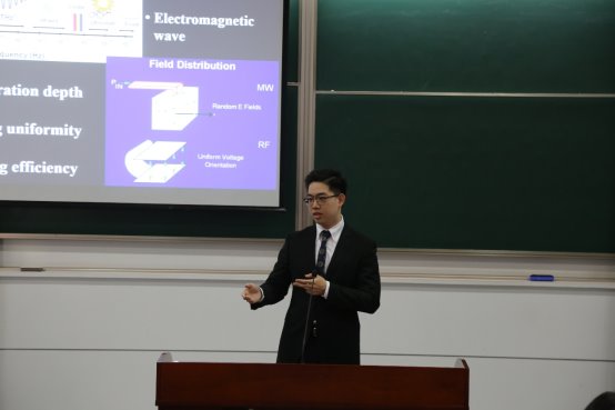 图片包含 男人, 室内, 西装, 站

描述已自动生成