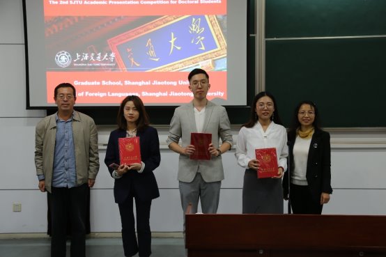 一群男人和女人站在一起

描述已自动生成