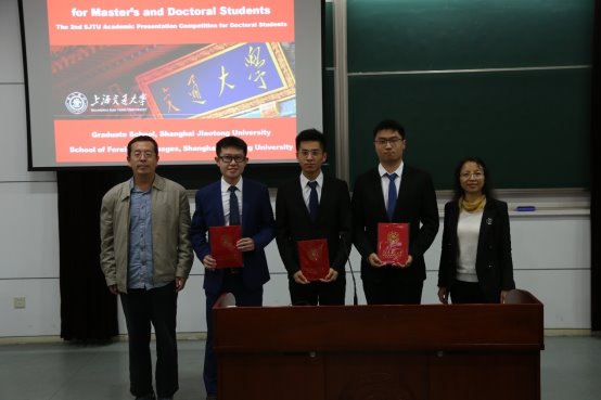 图片包含 人, 站, 室内, 行李

描述已自动生成