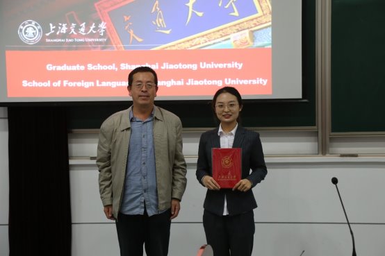 图片包含 人, 站, 男人, 对着

描述已自动生成