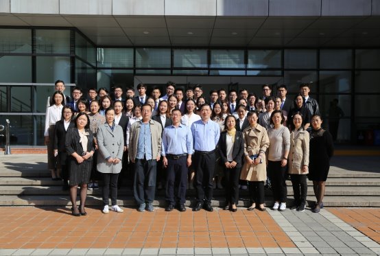 一群人站在一起

描述已自动生成