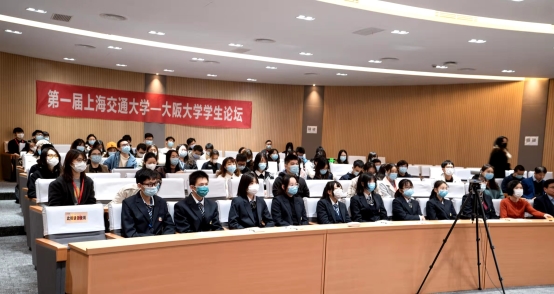 会议室里的人们
描述已自动生成