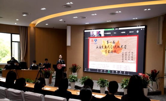 会议室里的电视
描述已自动生成