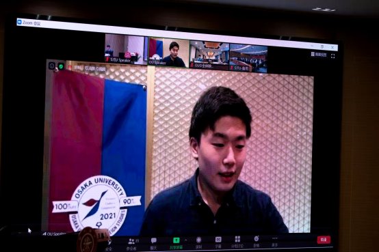 电视屏幕上的男人
描述已自动生成