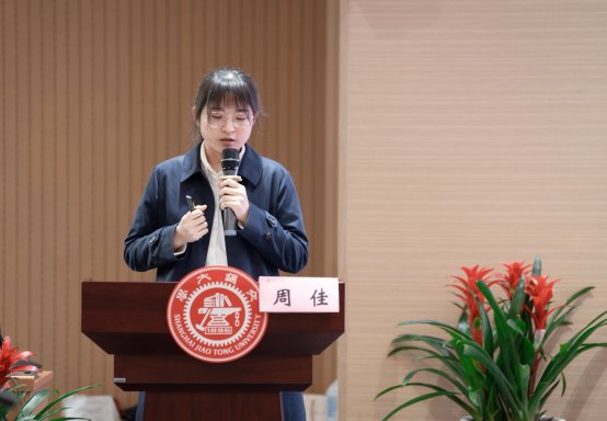 人在打电话
描述已自动生成