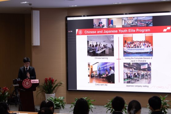 人们在电视前
描述已自动生成