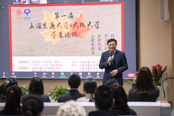 一群人站在屏幕前
描述已自动生成