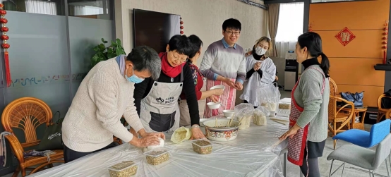 一群人坐在桌子前

描述已自动生成