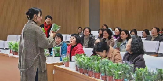 一群人站在桌子前中度可信度描述已自动生成