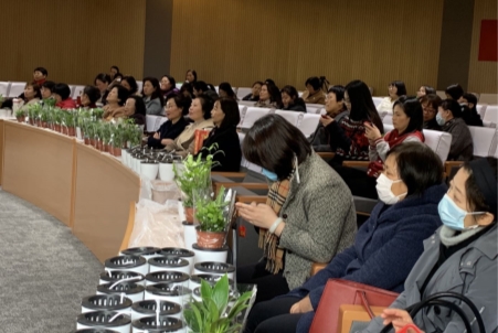 会议室里的人们描述已自动生成