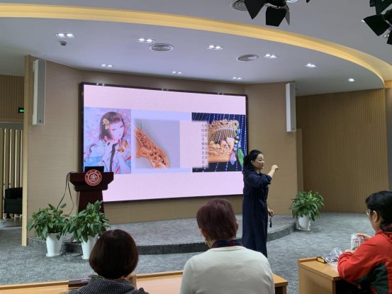 人们在看台上的人在房间里
中度可信度描述已自动生成