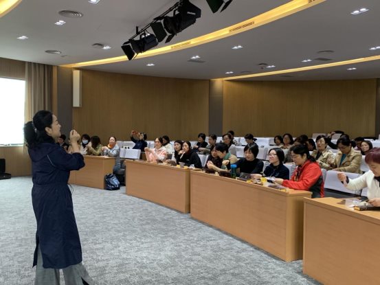 人们在看台上的人在房间里
中度可信度描述已自动生成