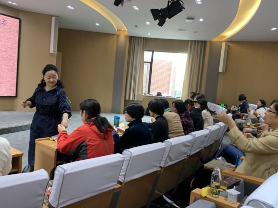 人们在看台上的人在房间里
中度可信度描述已自动生成