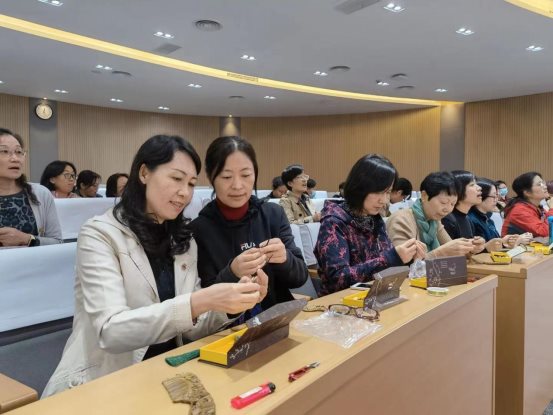 一群人坐在桌子前
描述已自动生成