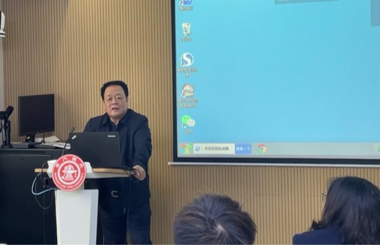 电脑前的人们

描述已自动生成