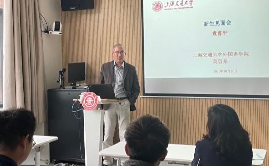 一群人看着桌子上的电视

描述已自动生成