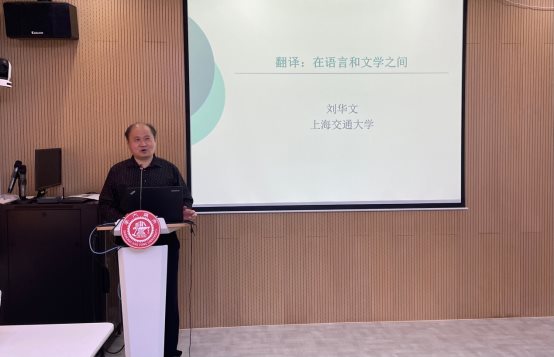 人站在电视前

中度可信度描述已自动生成