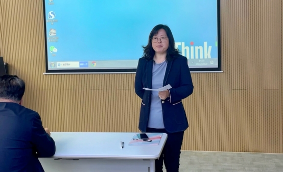 男人和女人在电视前

描述已自动生成