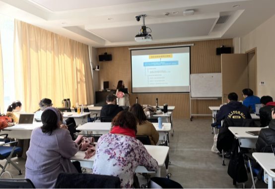 会议室里的人们

描述已自动生成